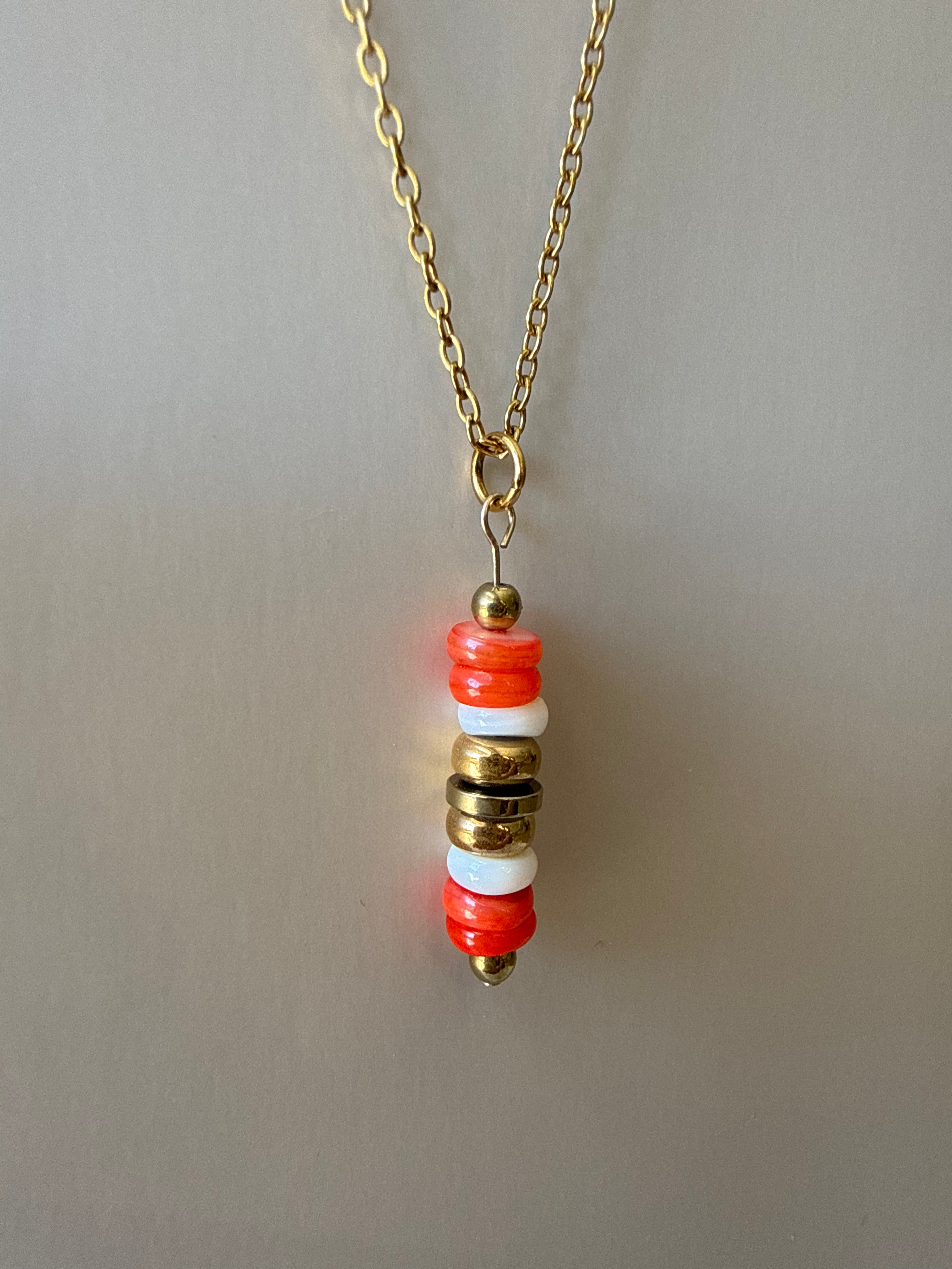 Talisman NÉRIA - coquillage corail rouge & coquillage blanc & hématite dorée
