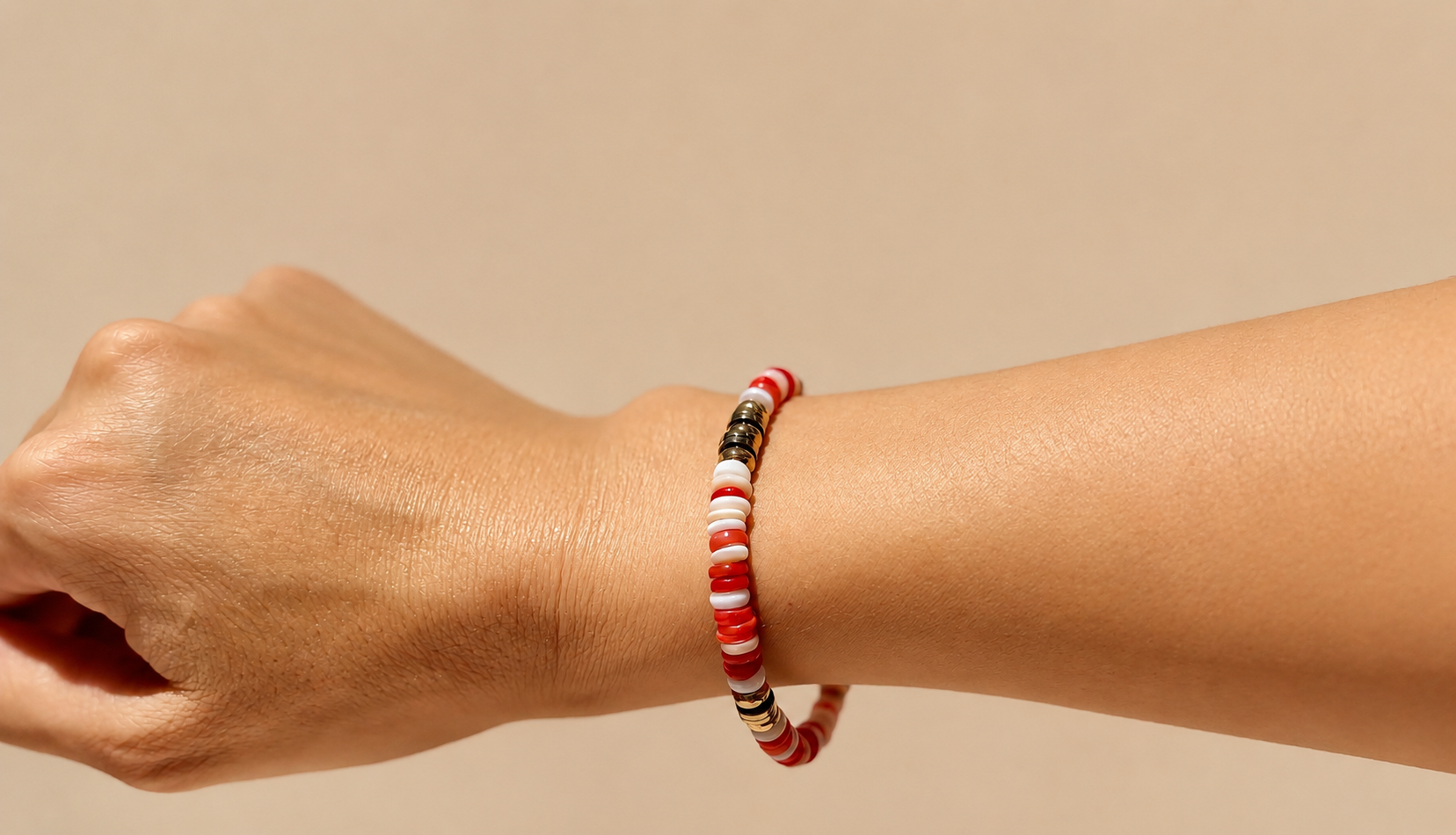 Bracelet NÉRIA - coquillage corail rouge & coquillage blanc & hématite dorée