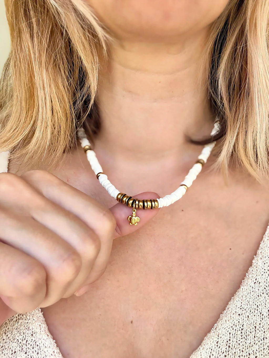 Le collier SOLÉA avec son médaillon tortue