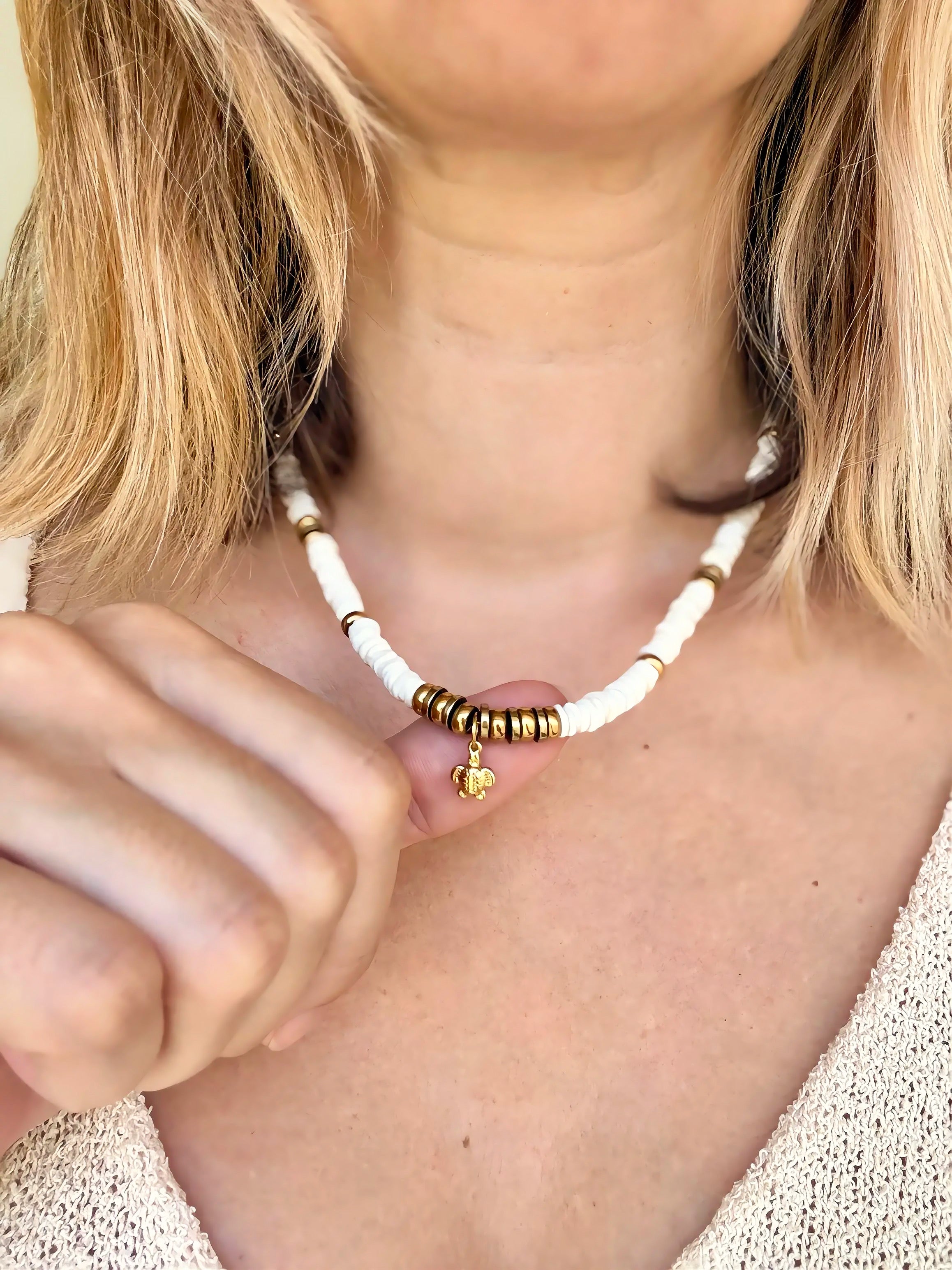 Le collier SOLÉA avec son médaillon tortue