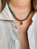 Le collier CALYPSA avec son médaillon
