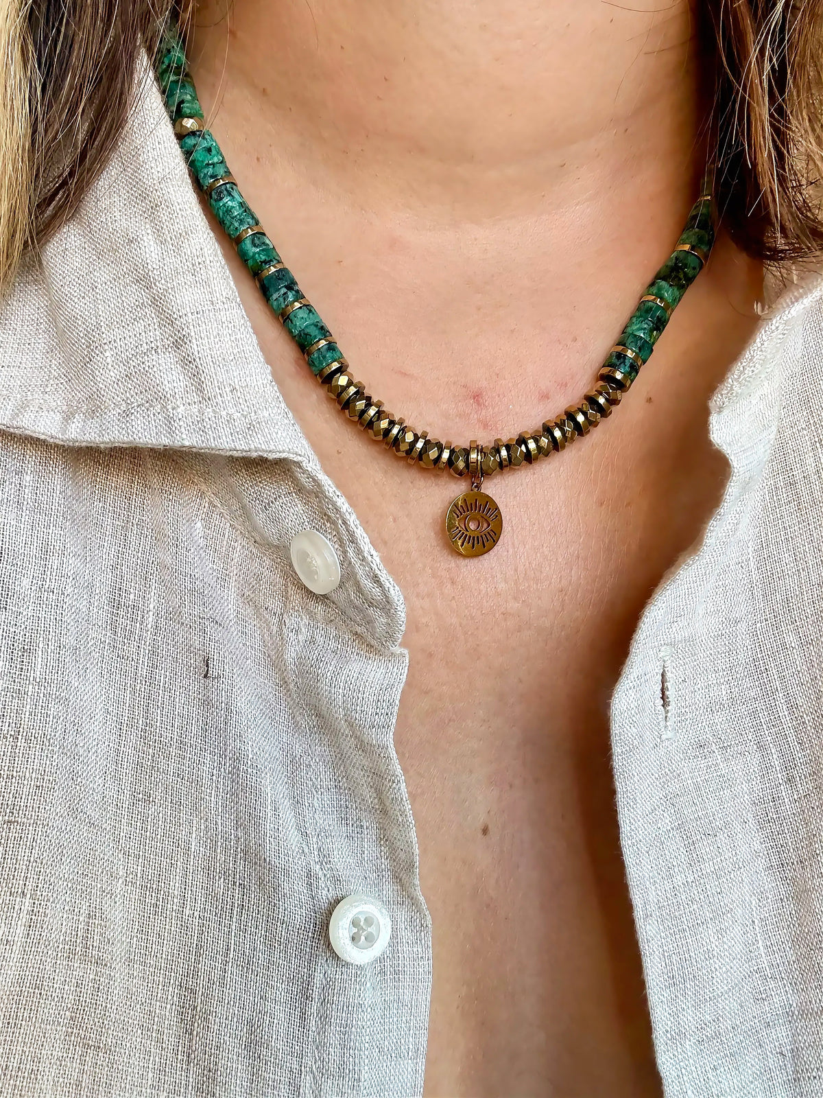 Le collier CALYPSA avec son médaillon