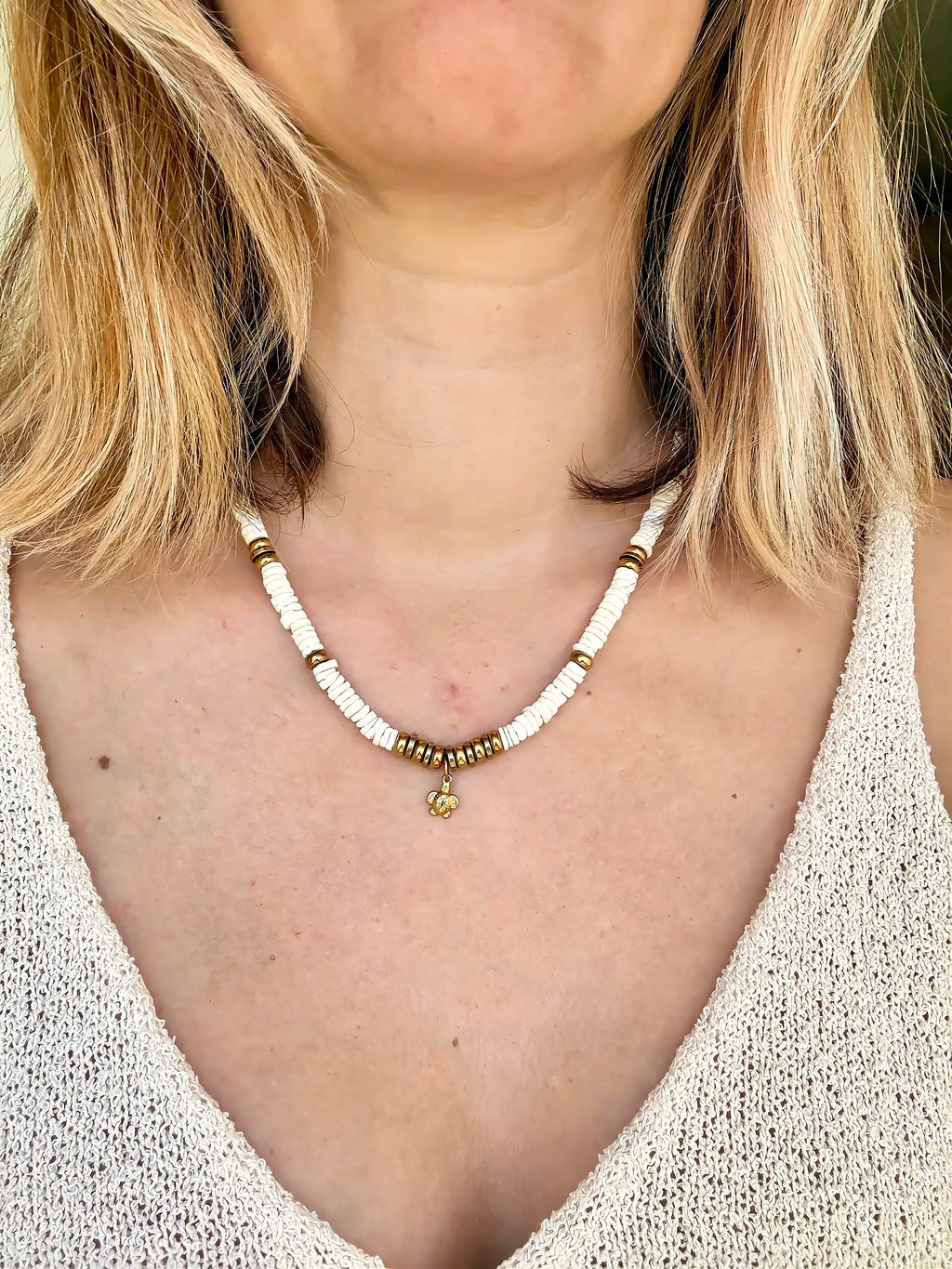 Le collier SOLÉA avec son médaillon tortue