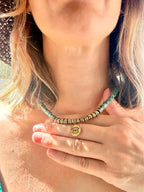 Le collier CALYPSA avec son médaillon