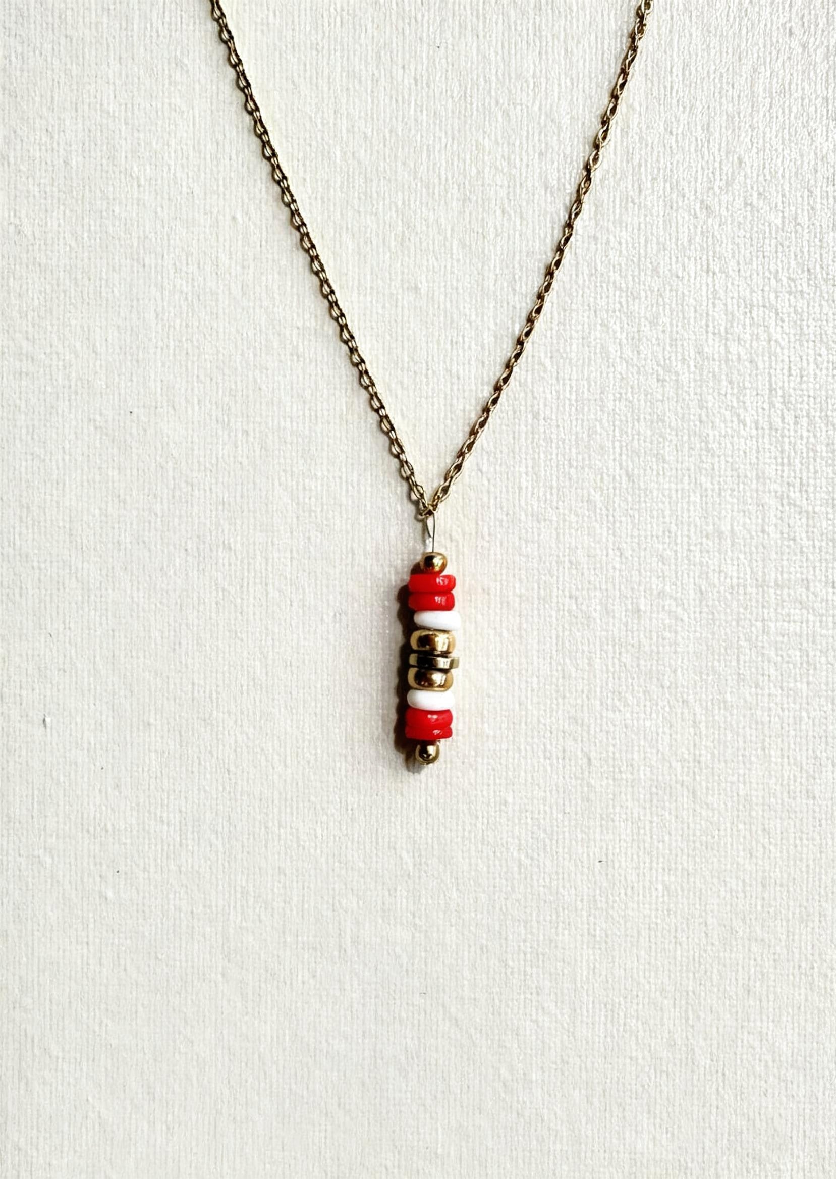 Talisman NÉRIA - coquillage corail rouge & coquillage blanc & hématite dorée