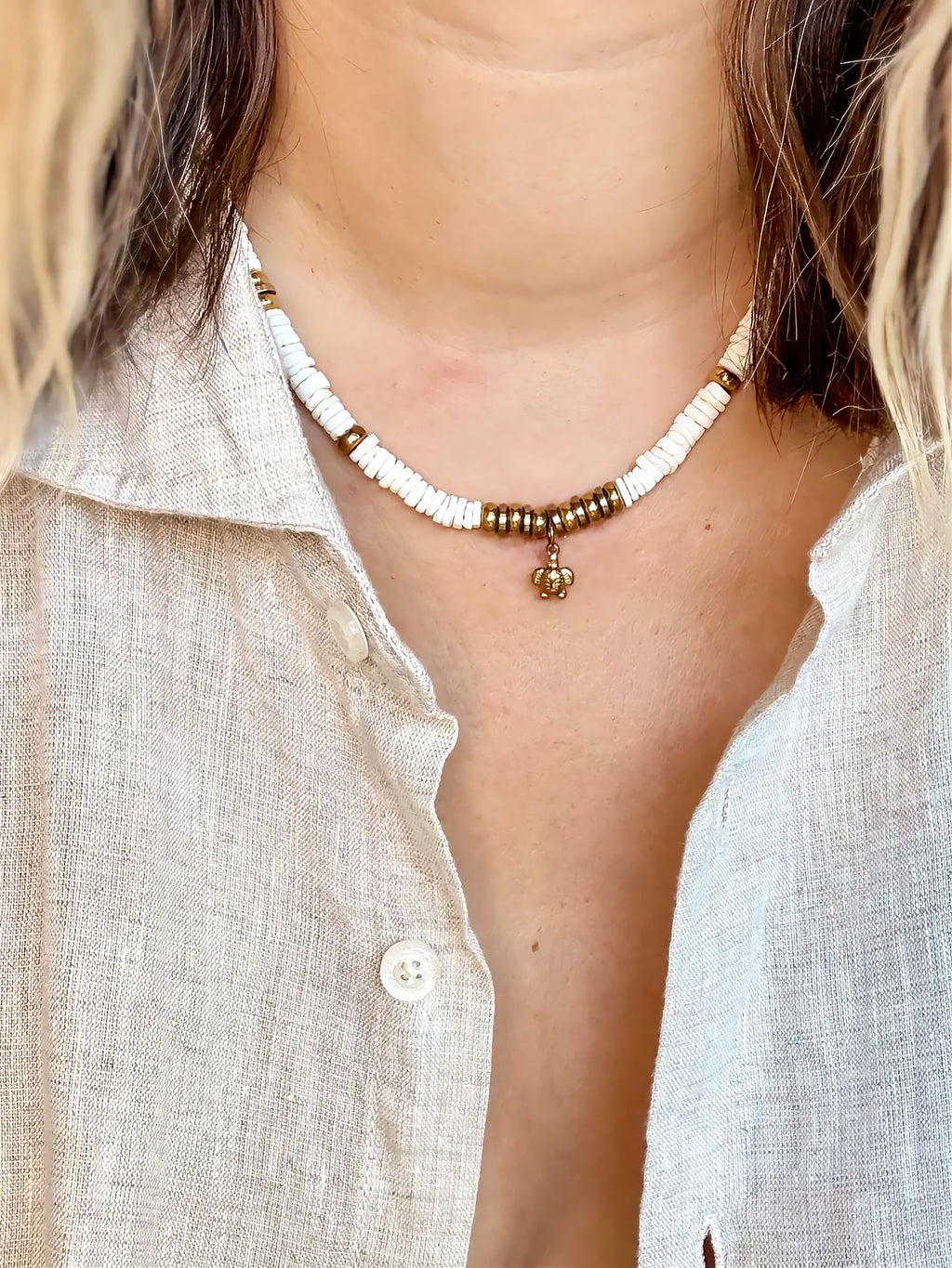 Le collier SOLÉA avec son médaillon tortue