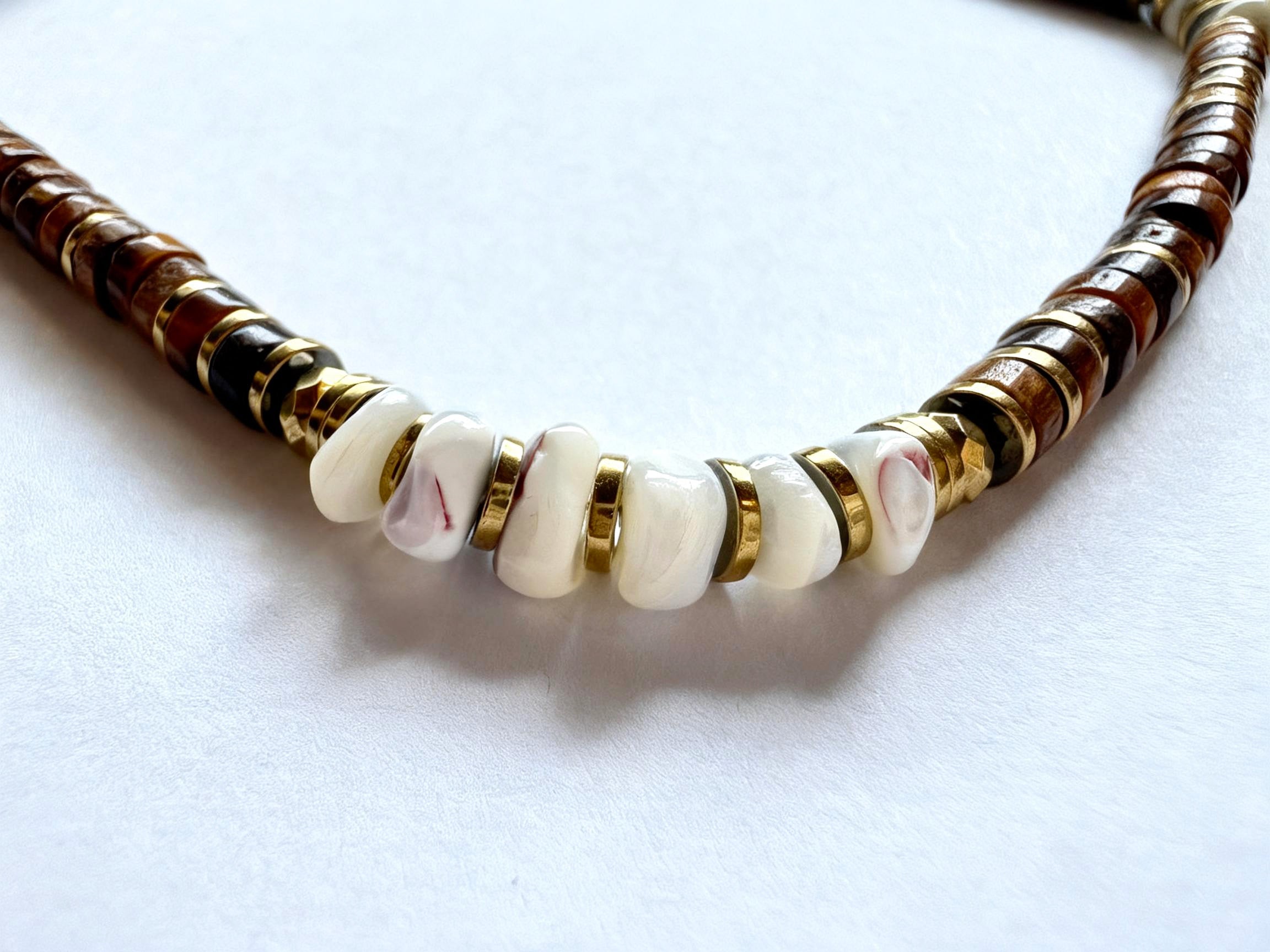 Collier Sienna – Œil de tigre, nacre & hématite dorée